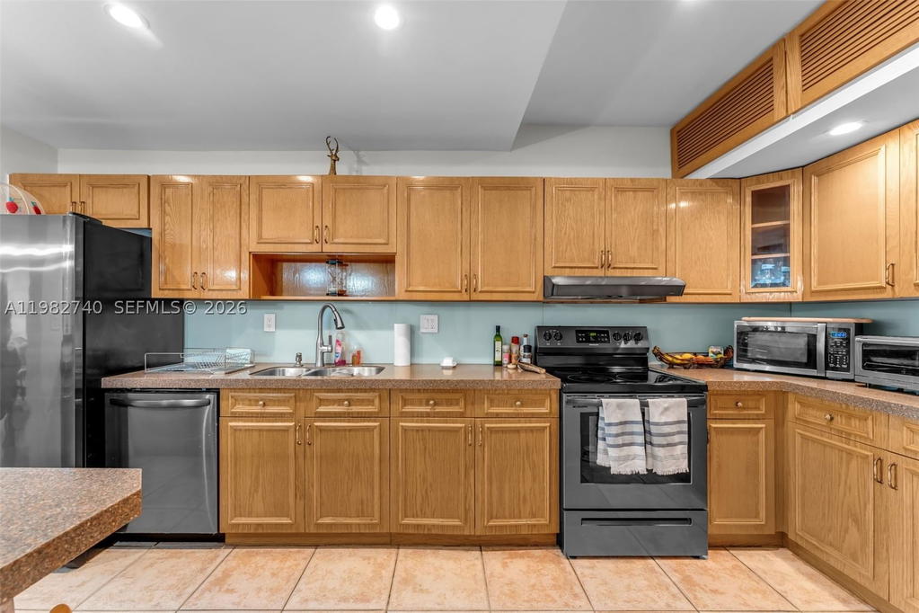 Real estate property located at 7825 103rd Pl, Miami-dade, Sunset Park Lake Villas S, Miami, FL