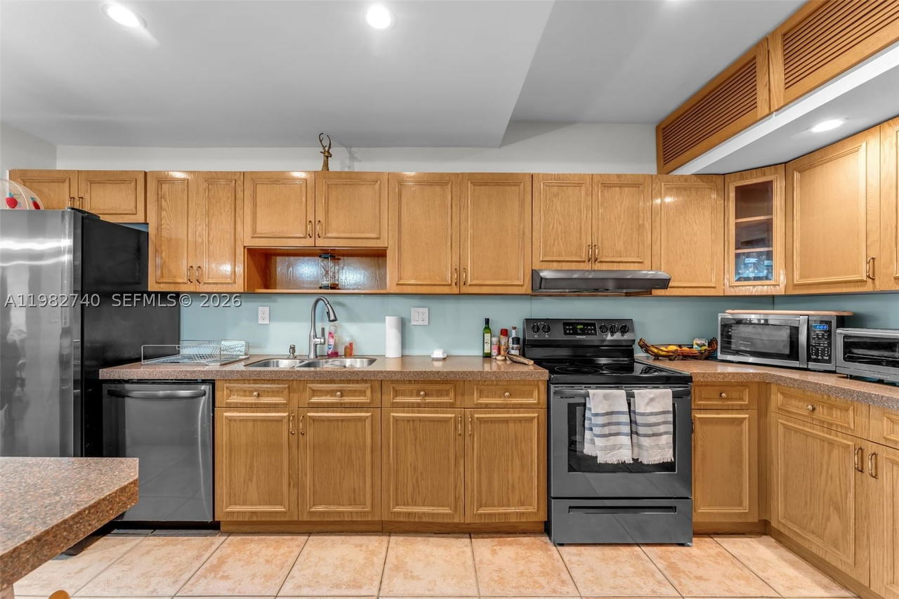 Real estate property located at 7825 103rd Pl, Miami-dade, Sunset Park Lake Villas S, Miami, FL