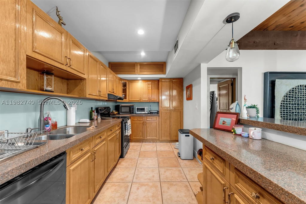 Real estate property located at 7825 103rd Pl, Miami-dade, Sunset Park Lake Villas S, Miami, FL