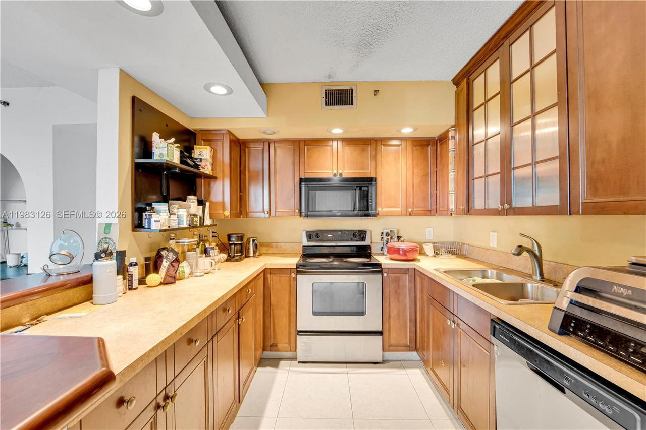 Real estate property located at 919 Hillcrest Dr #704, Broward, Hillcrest East No 20 Cond, Hollywood, FL