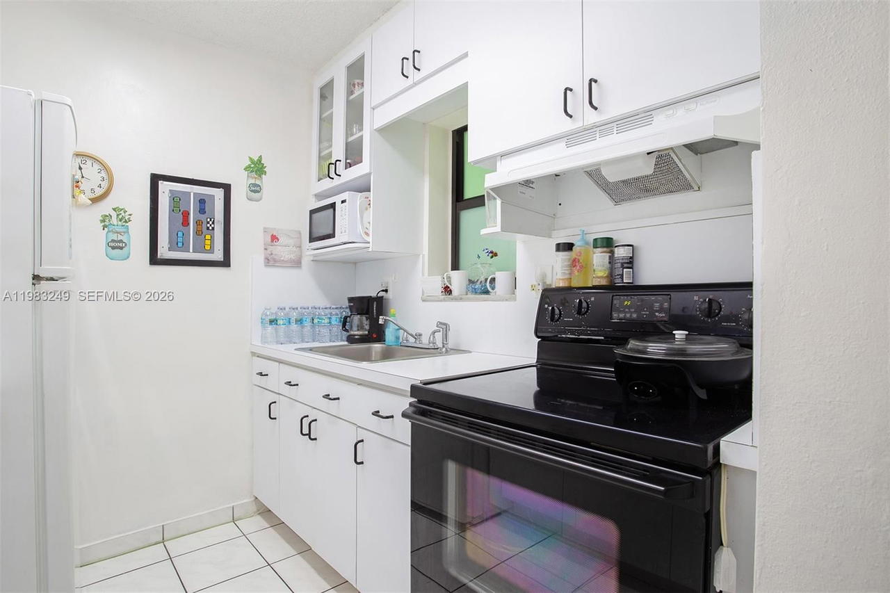 Real estate property located at 1530 2nd St #405, Miami-dade, Villa Del Sol Condo, Miami, FL