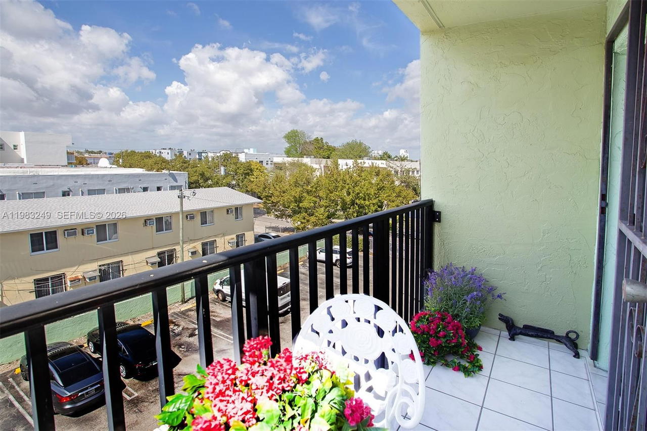 Real estate property located at 1530 2nd St #405, Miami-dade, Villa Del Sol Condo, Miami, FL