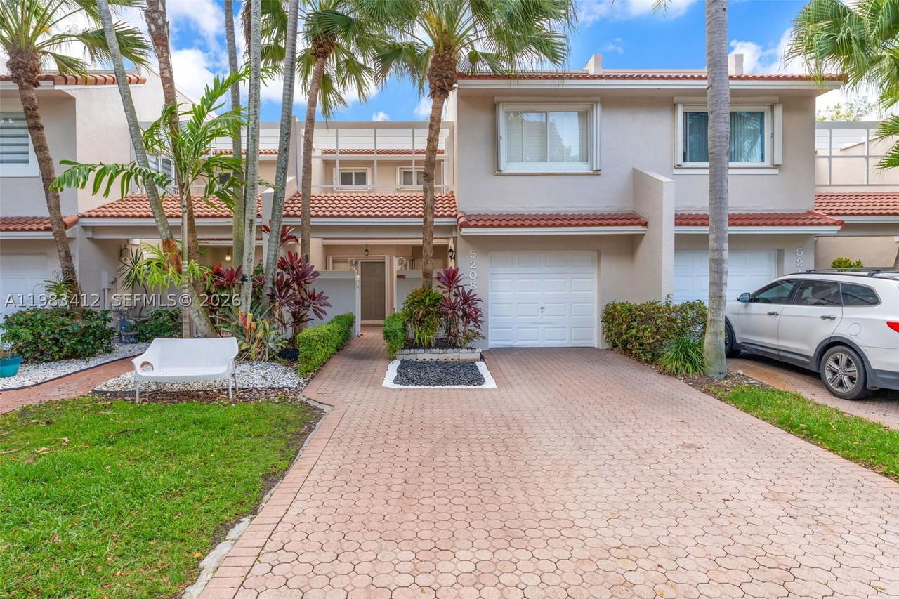 Real estate property located at 5208 103rd Ave, Miami-dade, Doral Greens, Doral, FL