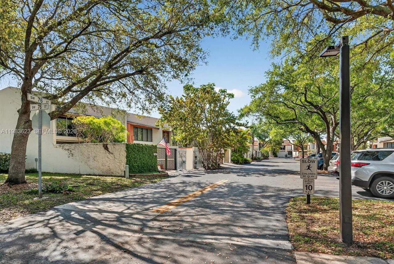 Real estate property located at 10406 76th St, Miami-dade, Sunset Park Lake Villas S, Miami, FL