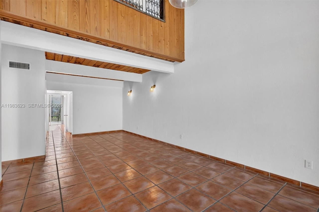 Real estate property located at 10406 76th St, Miami-dade, Sunset Park Lake Villas S, Miami, FL