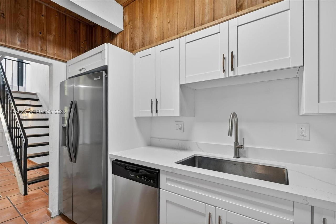 Real estate property located at 10406 76th St, Miami-dade, Sunset Park Lake Villas S, Miami, FL