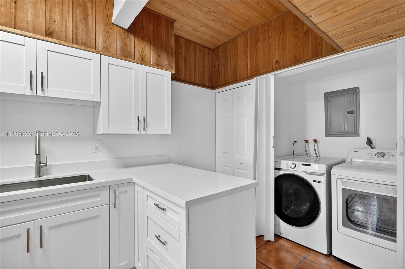 Real estate property located at 10406 76th St, Miami-dade, Sunset Park Lake Villas S, Miami, FL