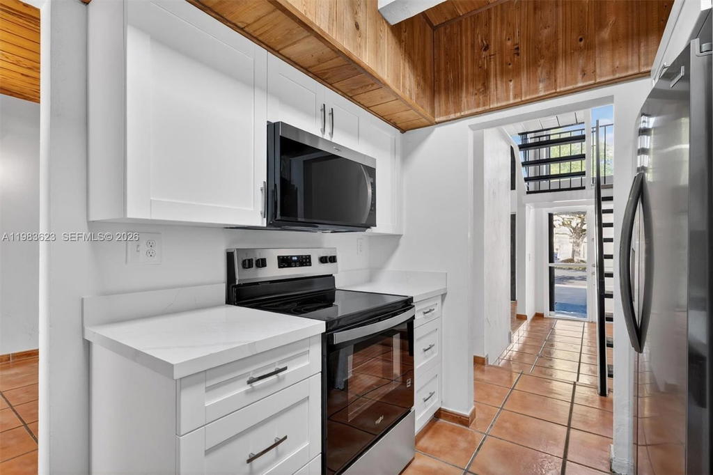 Real estate property located at 10406 76th St, Miami-dade, Sunset Park Lake Villas S, Miami, FL