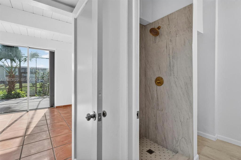 Real estate property located at 10406 76th St, Miami-dade, Sunset Park Lake Villas S, Miami, FL