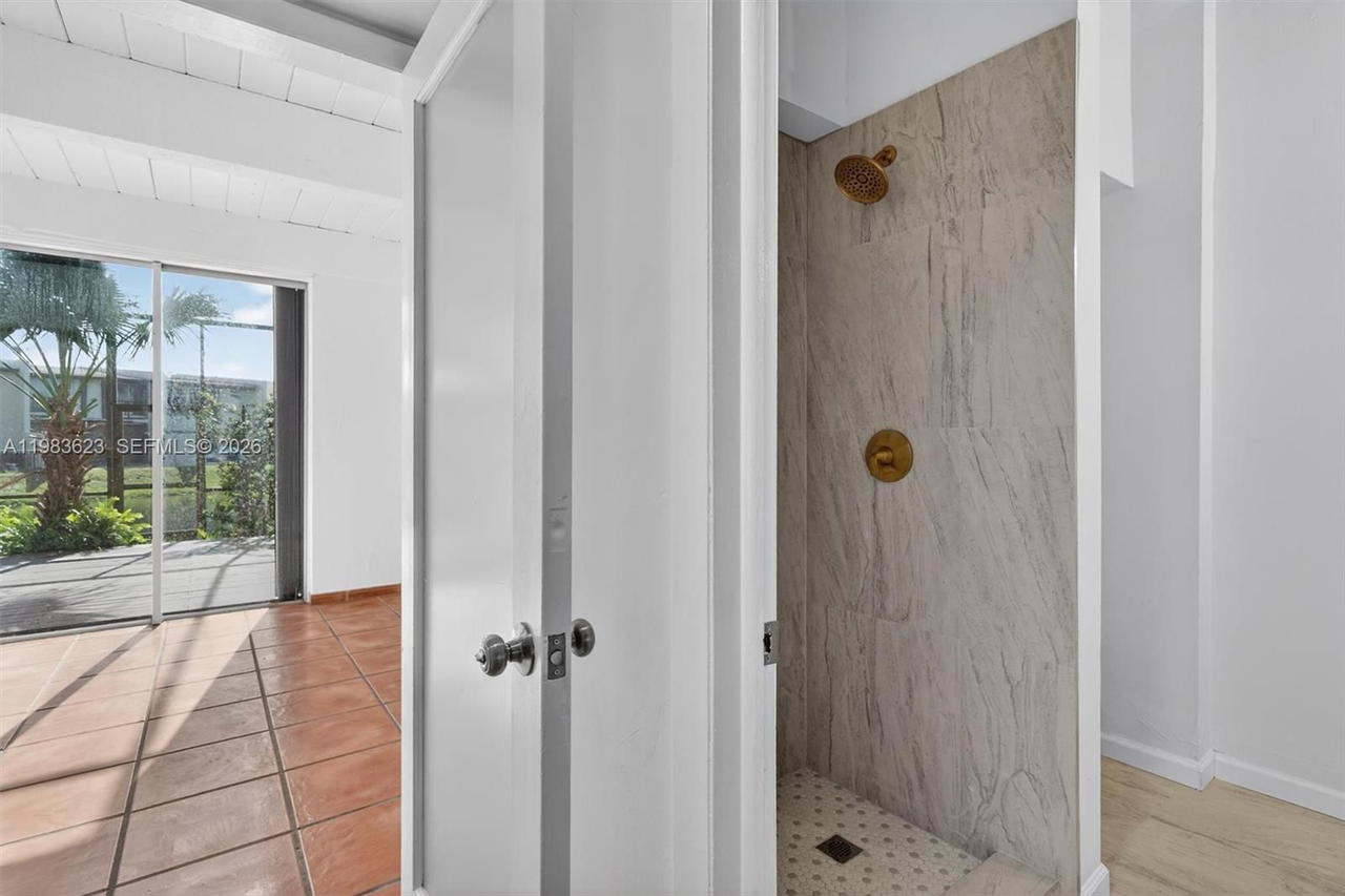 Real estate property located at 10406 76th St, Miami-dade, Sunset Park Lake Villas S, Miami, FL