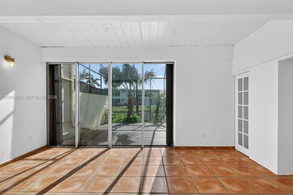 Real estate property located at 10406 76th St, Miami-dade, Sunset Park Lake Villas S, Miami, FL