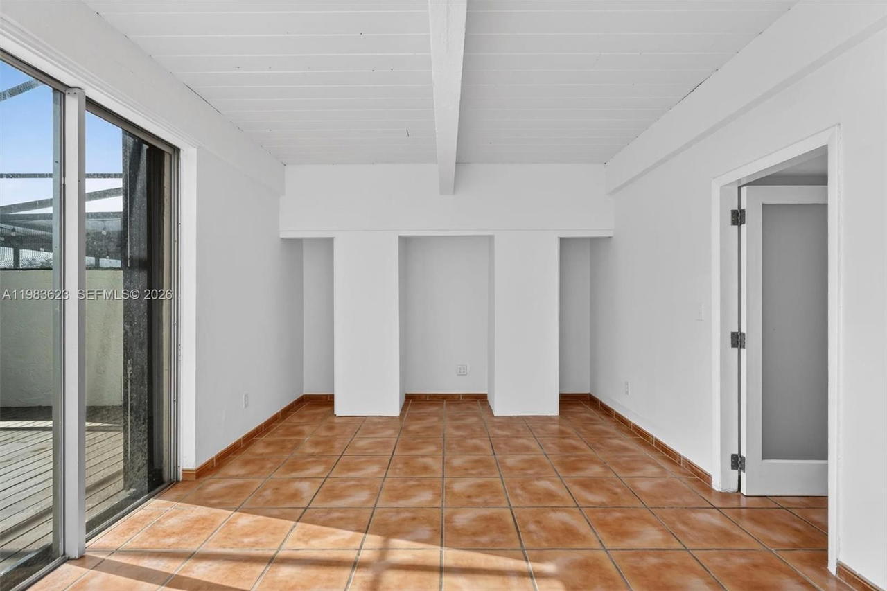Real estate property located at 10406 76th St, Miami-dade, Sunset Park Lake Villas S, Miami, FL