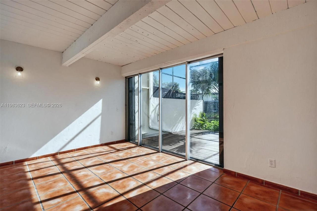 Real estate property located at 10406 76th St, Miami-dade, Sunset Park Lake Villas S, Miami, FL