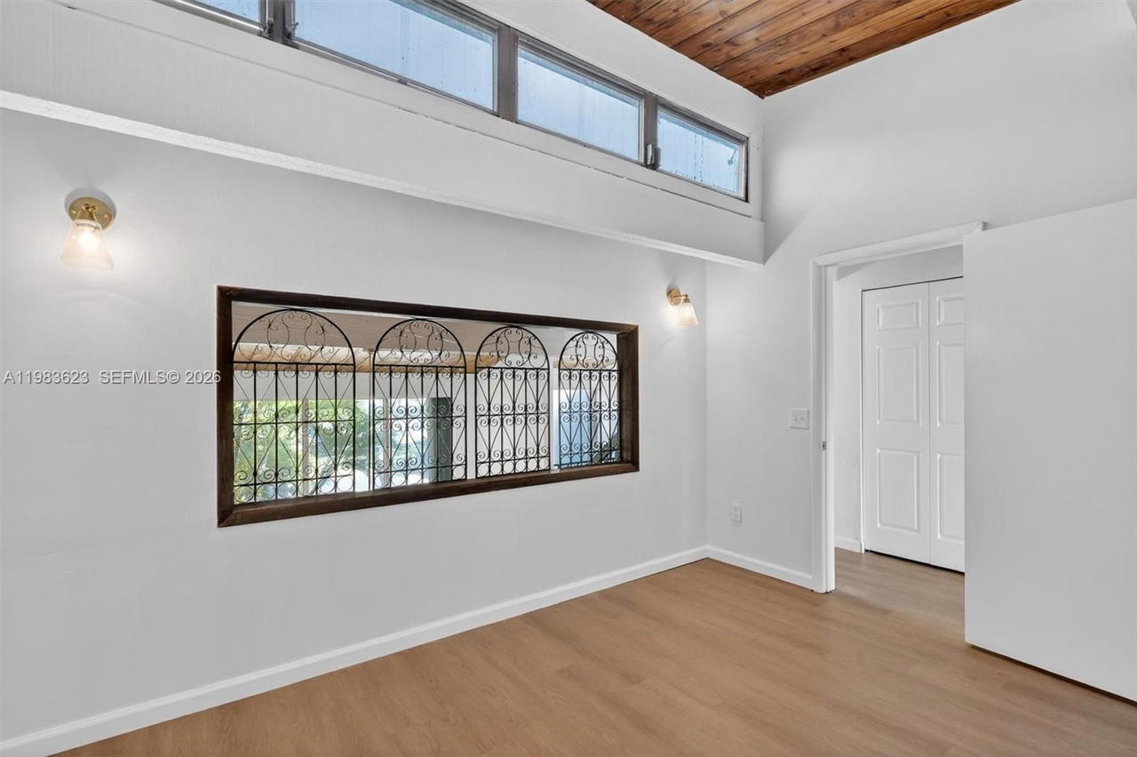 Real estate property located at 10406 76th St, Miami-dade, Sunset Park Lake Villas S, Miami, FL