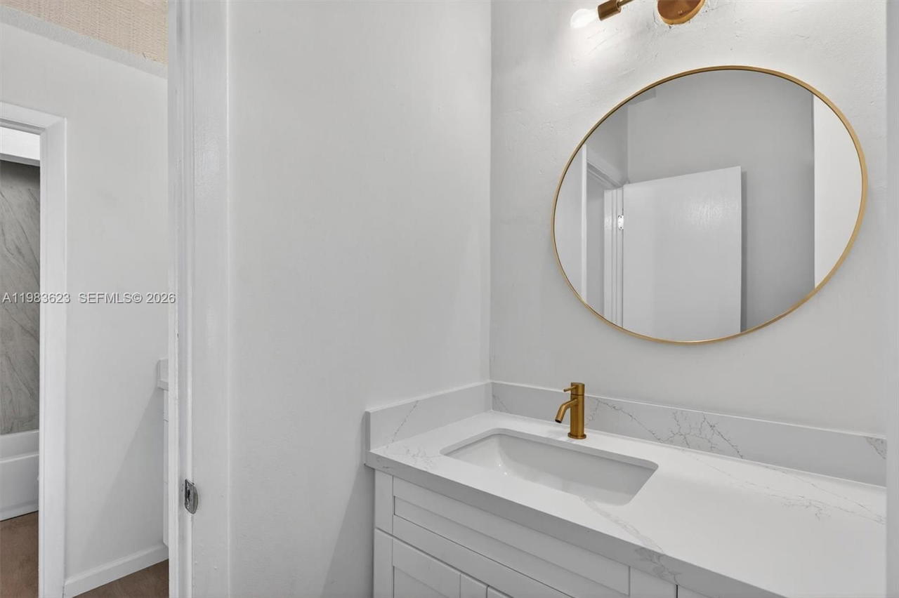 Real estate property located at 10406 76th St, Miami-dade, Sunset Park Lake Villas S, Miami, FL