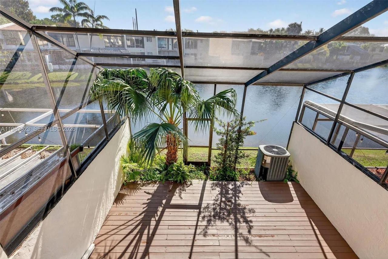 Real estate property located at 10406 76th St, Miami-dade, Sunset Park Lake Villas S, Miami, FL
