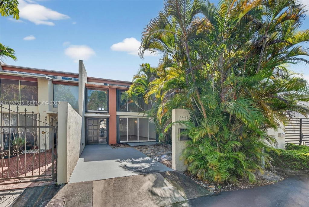 Real estate property located at 10406 76th St, Miami-dade, Sunset Park Lake Villas S, Miami, FL
