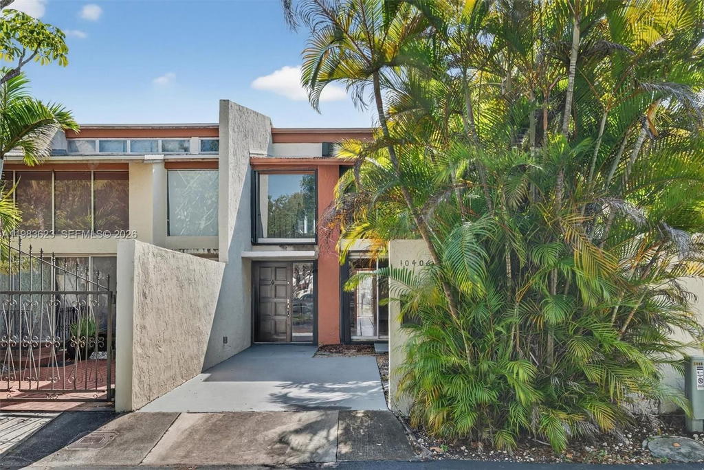 Real estate property located at 10406 76th St, Miami-dade, Sunset Park Lake Villas S, Miami, FL