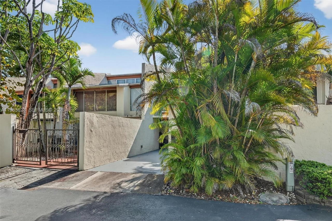 Real estate property located at 10406 76th St, Miami-dade, Sunset Park Lake Villas S, Miami, FL