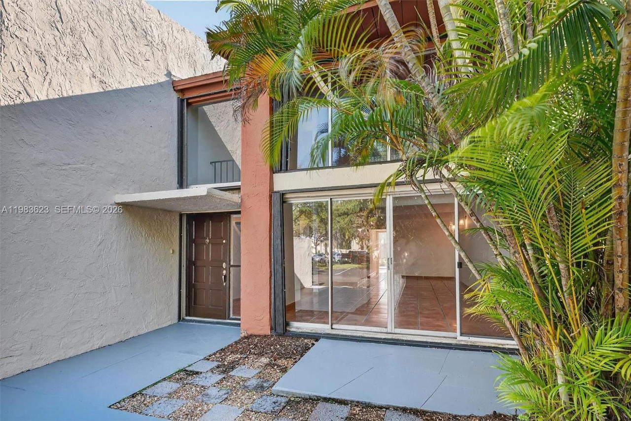 Real estate property located at 10406 76th St, Miami-dade, Sunset Park Lake Villas S, Miami, FL