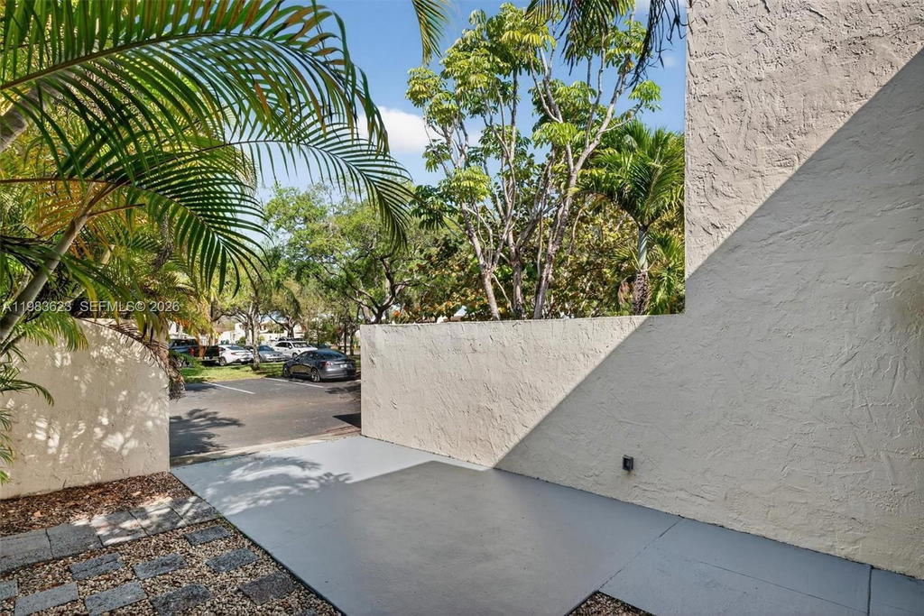 Real estate property located at 10406 76th St, Miami-dade, Sunset Park Lake Villas S, Miami, FL
