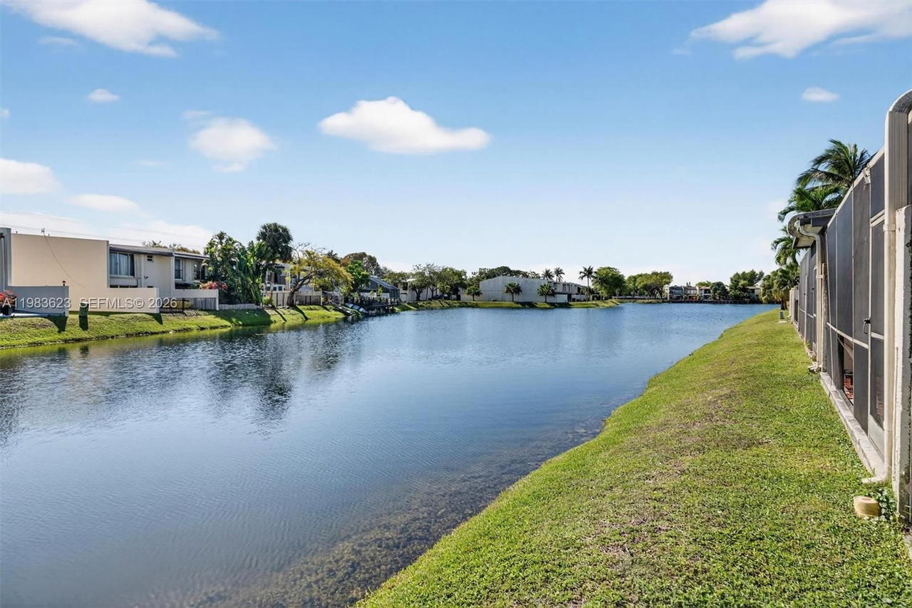 Real estate property located at 10406 76th St, Miami-dade, Sunset Park Lake Villas S, Miami, FL