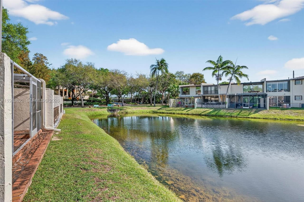 Real estate property located at 10406 76th St, Miami-dade, Sunset Park Lake Villas S, Miami, FL
