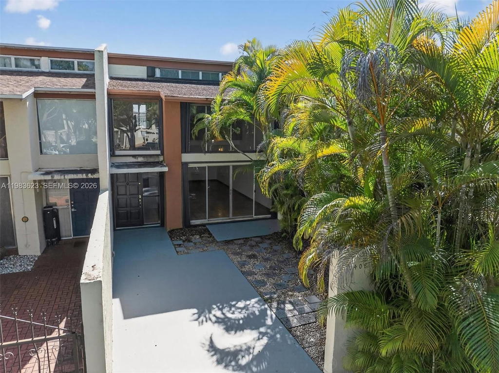 Real estate property located at 10406 76th St, Miami-dade, Sunset Park Lake Villas S, Miami, FL