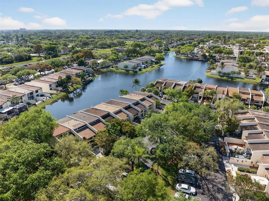 Real estate property located at 10406 76th St, Miami-dade, Sunset Park Lake Villas S, Miami, FL