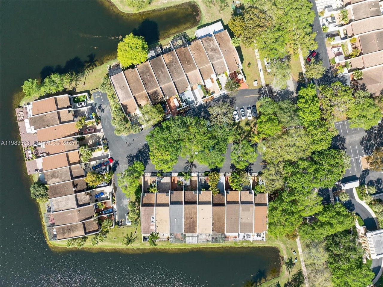 Real estate property located at 10406 76th St, Miami-dade, Sunset Park Lake Villas S, Miami, FL
