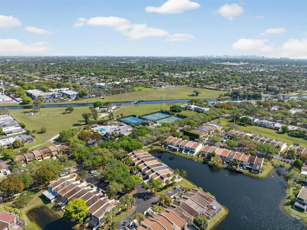 Real estate property located at 10406 76th St, Miami-dade, Sunset Park Lake Villas S, Miami, FL
