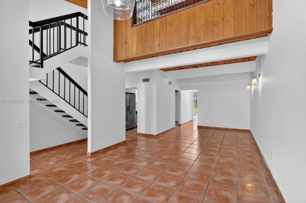 Real estate property located at 10406 76th St, Miami-dade, Sunset Park Lake Villas S, Miami, FL