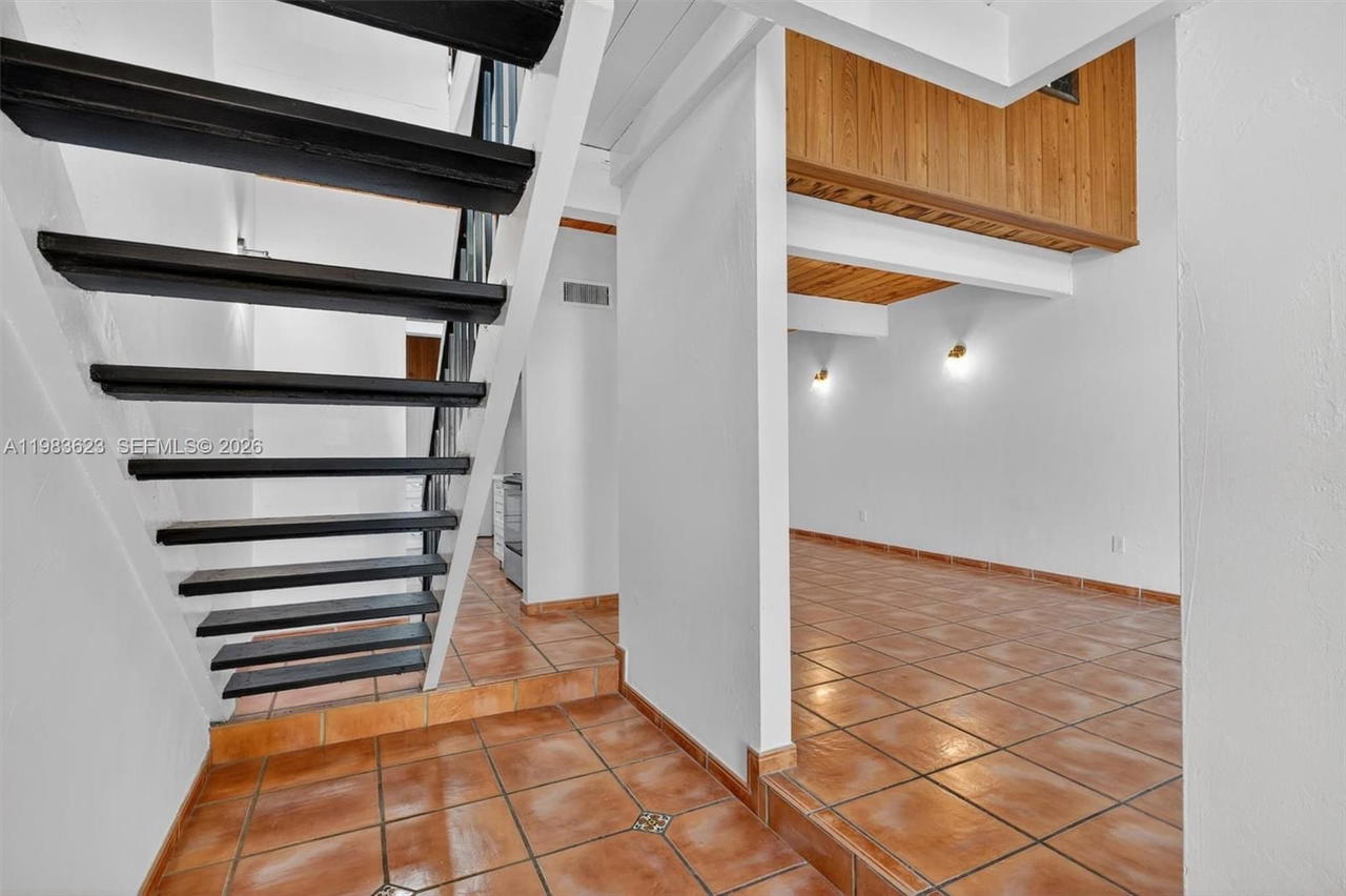 Real estate property located at 10406 76th St, Miami-dade, Sunset Park Lake Villas S, Miami, FL