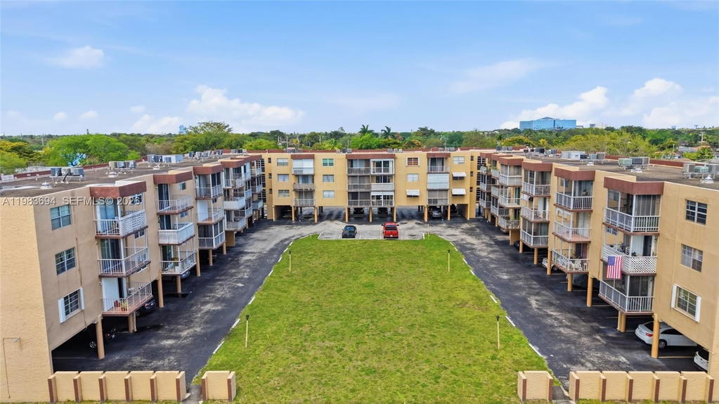 Real estate property located at 4320 Washington St #410, Broward, Tallwood North Condo, Hollywood, FL