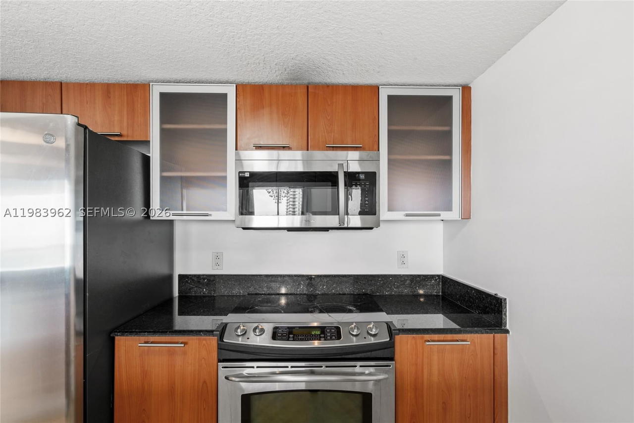 Real estate property located at 1800 Bayshore Dr #1208, Miami-dade, 1800 Club Condo, Miami, FL