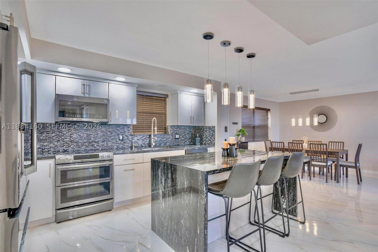 Real estate property located at 605 Ives Dairy Rd #305-7, Miami-dade, Summertree Vilg Calif Cl, Miami, FL