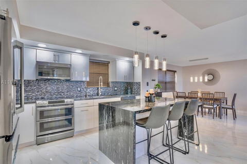 Real estate property located at 605 Ives Dairy Rd #305-7, Miami-dade, Summertree Vilg Calif Cl, Miami, FL