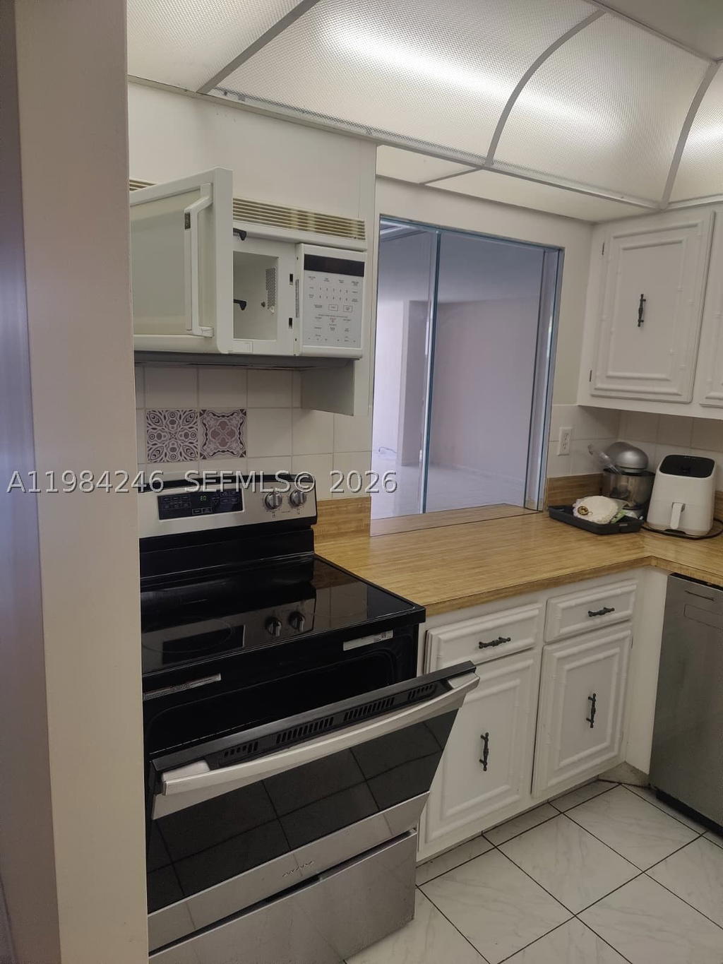 Real estate property located at 800 Parkview Dr #527, Broward, Oceanview Park Condo, Hallandale Beach, FL