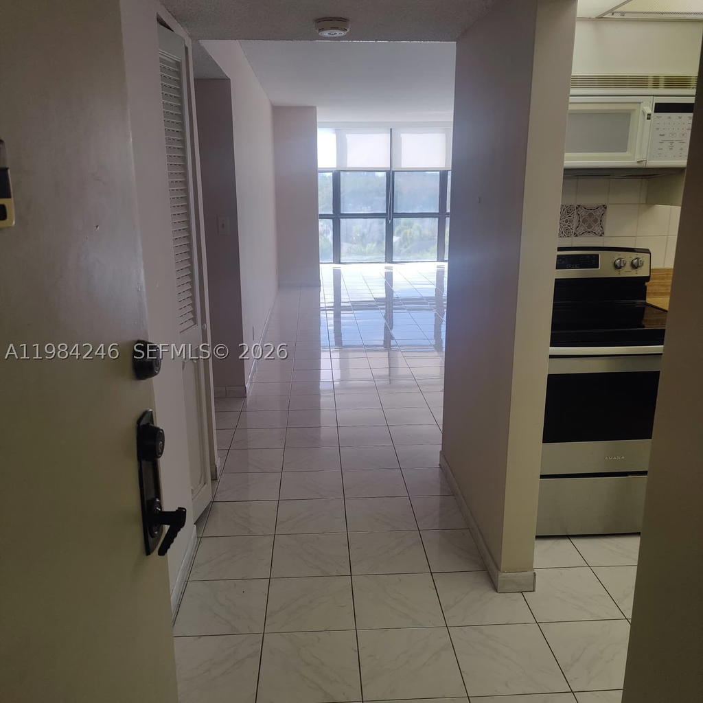 Real estate property located at 800 Parkview Dr #527, Broward, Oceanview Park Condo, Hallandale Beach, FL