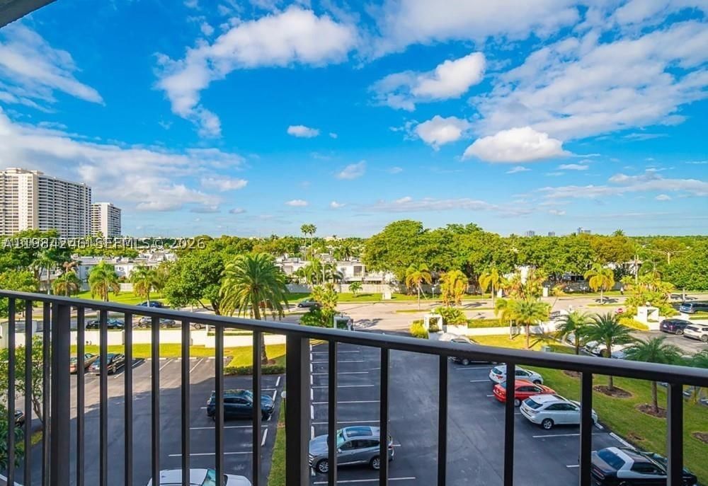 Real estate property located at 800 Parkview Dr #527, Broward, Oceanview Park Condo, Hallandale Beach, FL