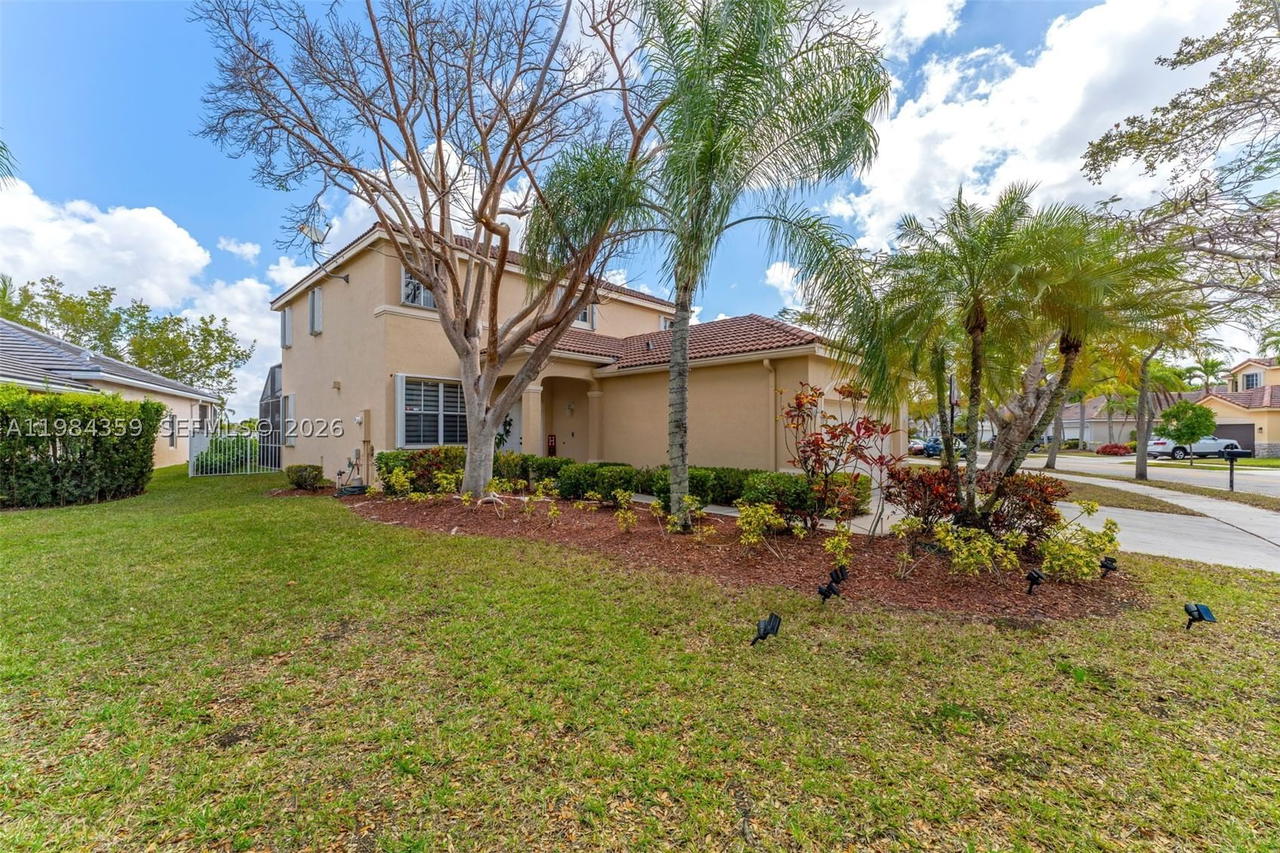 Real estate property located at 627 Willow Bend Rd, Broward, Sector 3 - Parcels H I J, Weston, FL