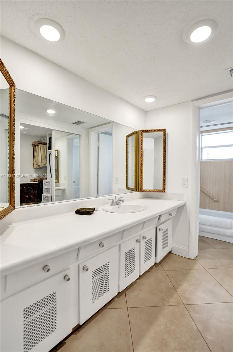 Real estate property located at 3940 42nd Ave #320, Broward, Topaz South Condo, Lauderdale Lakes, FL