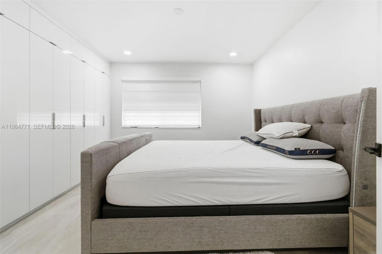 Real estate property located at 8027 Lake Dr #204, Miami-dade, Doral Court Condo, Doral, FL