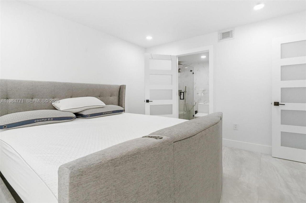 Real estate property located at 8027 Lake Dr #204, Miami-dade, Doral Court Condo, Doral, FL