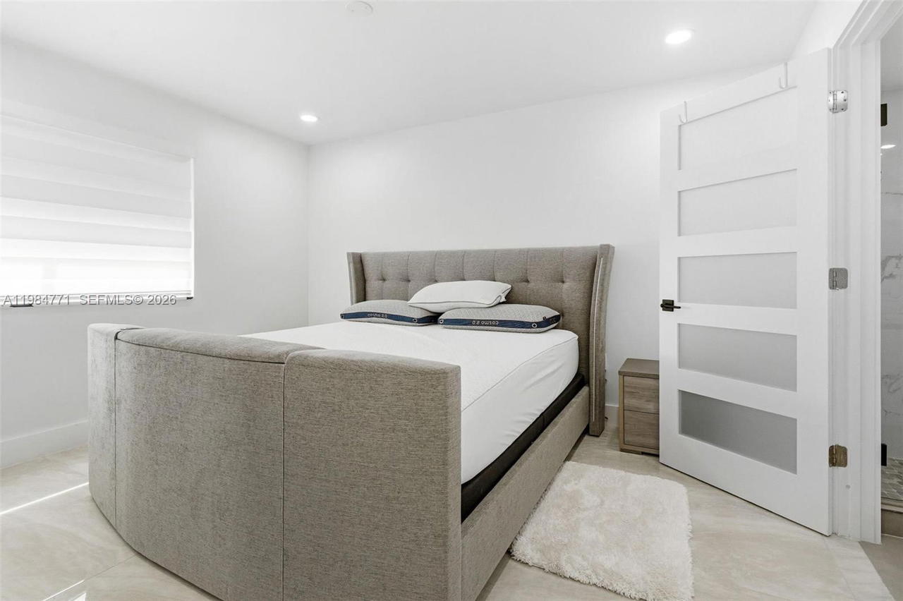 Real estate property located at 8027 Lake Dr #204, Miami-dade, Doral Court Condo, Doral, FL