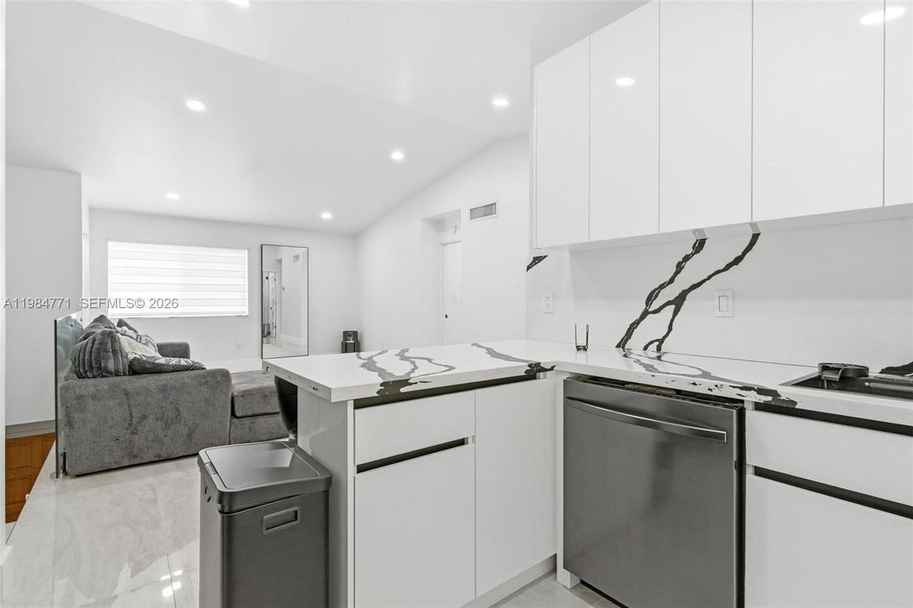 Real estate property located at 8027 Lake Dr #204, Miami-dade, Doral Court Condo, Doral, FL