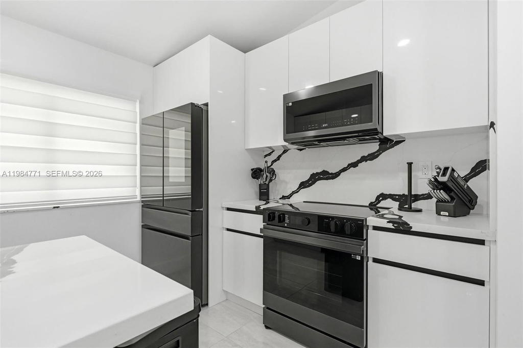 Real estate property located at 8027 Lake Dr #204, Miami-dade, Doral Court Condo, Doral, FL
