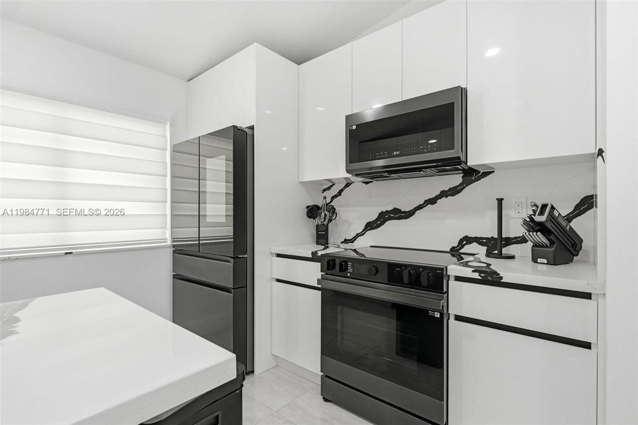 Real estate property located at 8027 Lake Dr #204, Miami-dade, Doral Court Condo, Doral, FL