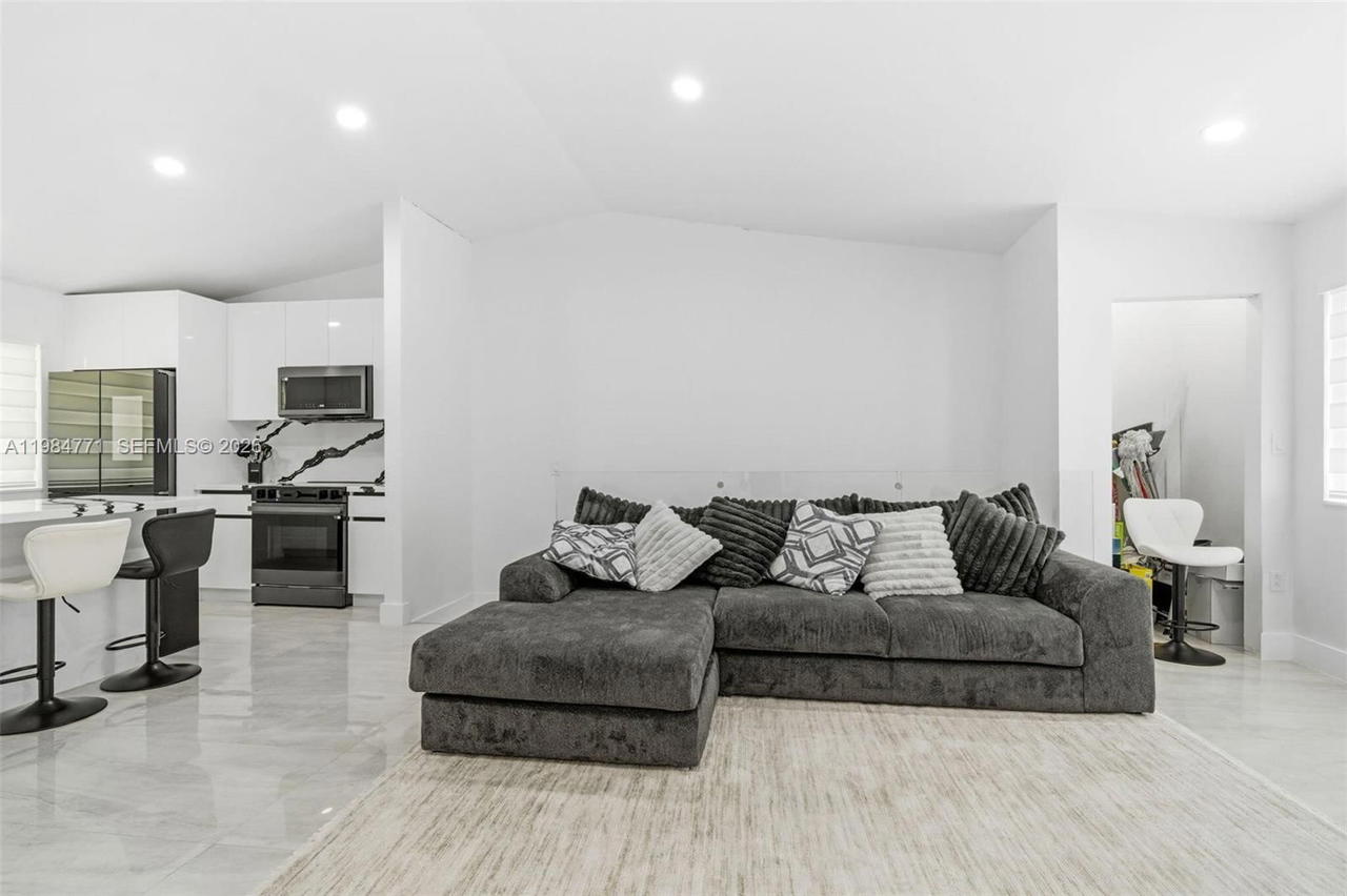 Real estate property located at 8027 Lake Dr #204, Miami-dade, Doral Court Condo, Doral, FL