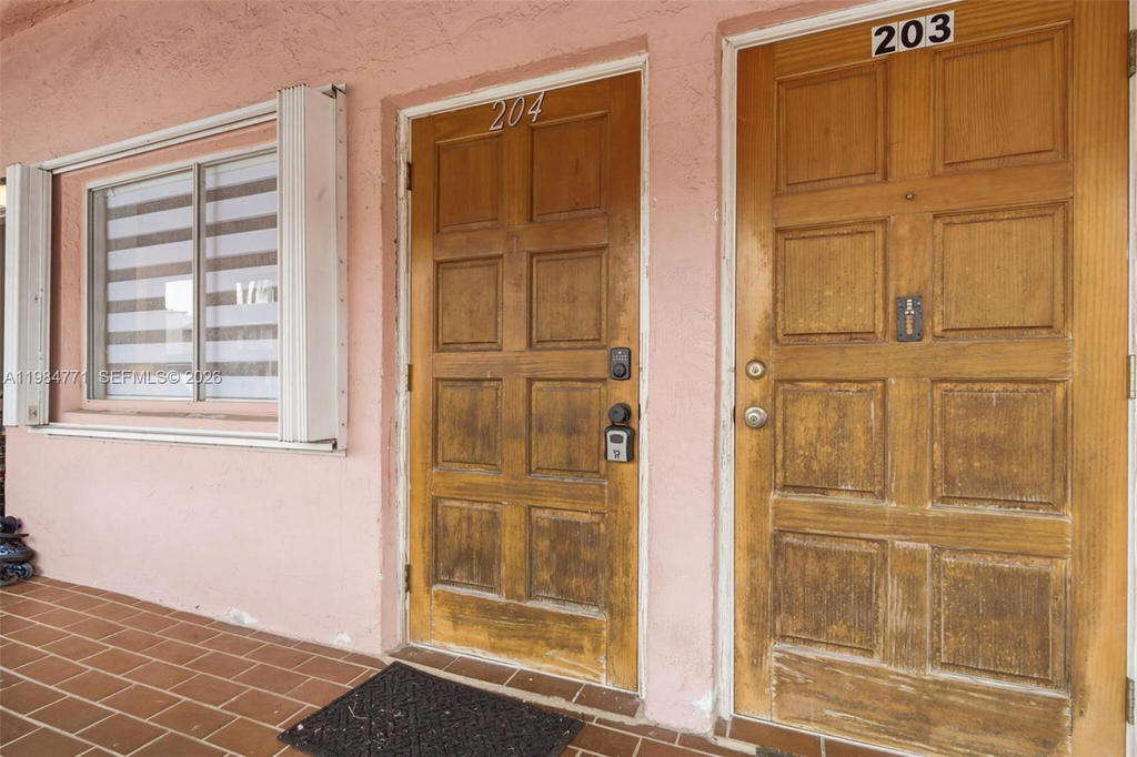 Real estate property located at 8027 Lake Dr #204, Miami-dade, Doral Court Condo, Doral, FL